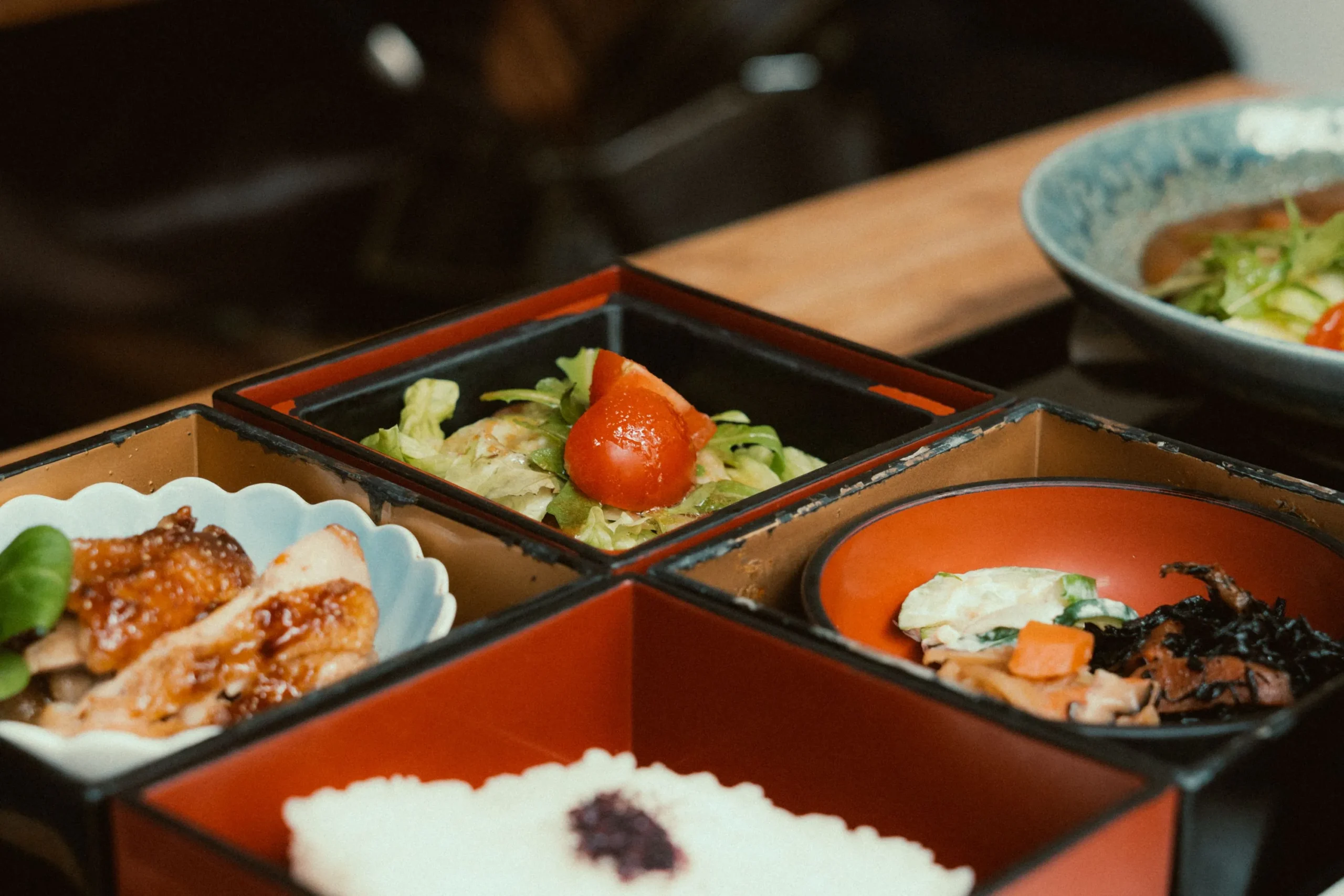 Electric lunch box with stainless steel container